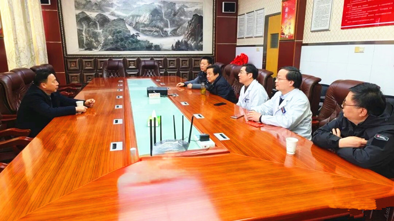 枞阳县政协主席黄楚走访慰问县医院高层次人才代表